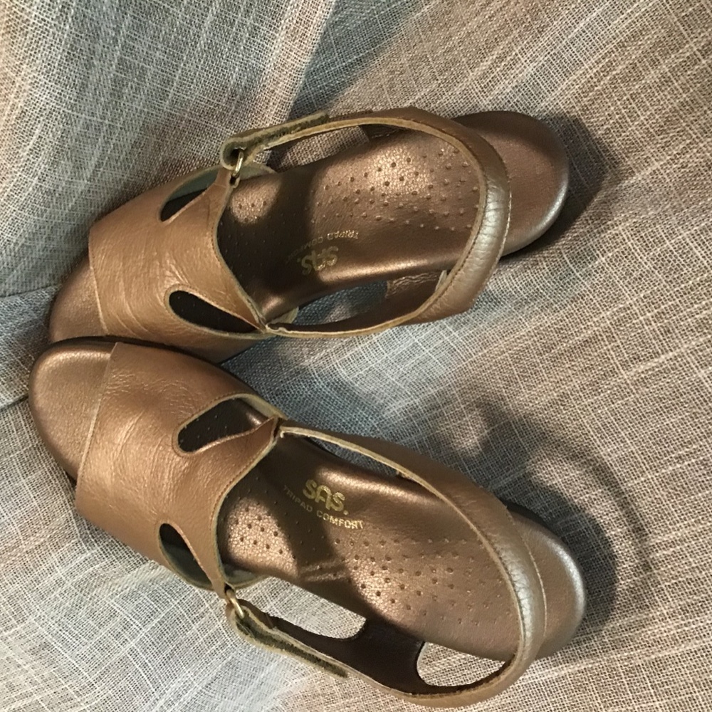 SAS women’s shoes,9.5N, gold metallic colored - Picture 2 of 4